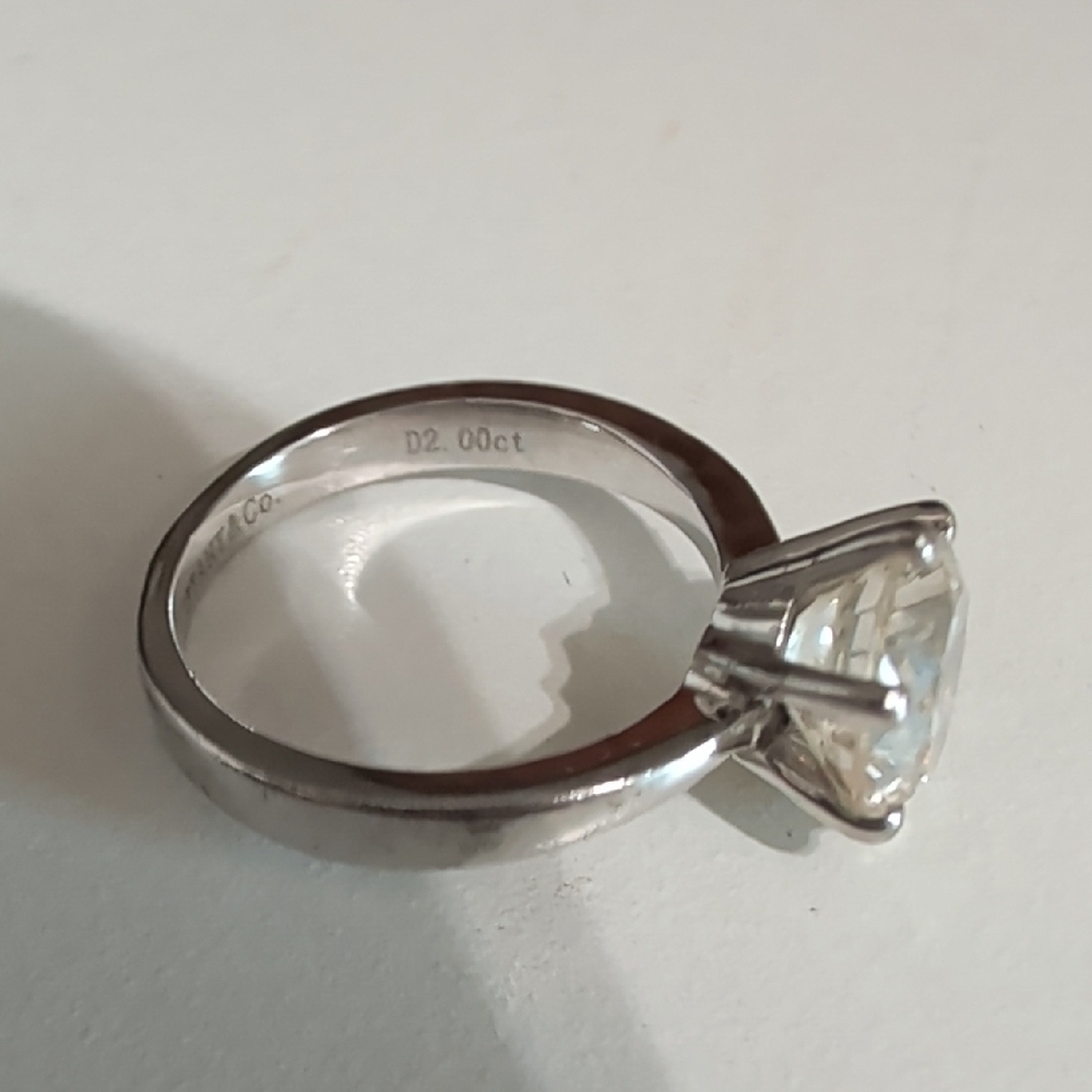 Elegant Ring with Clear Gemstone - Picture 6 of 11